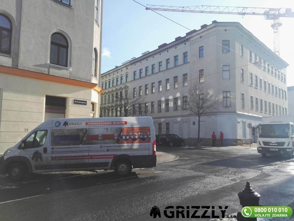 podrezanie muriva bytový dom vo Viedni