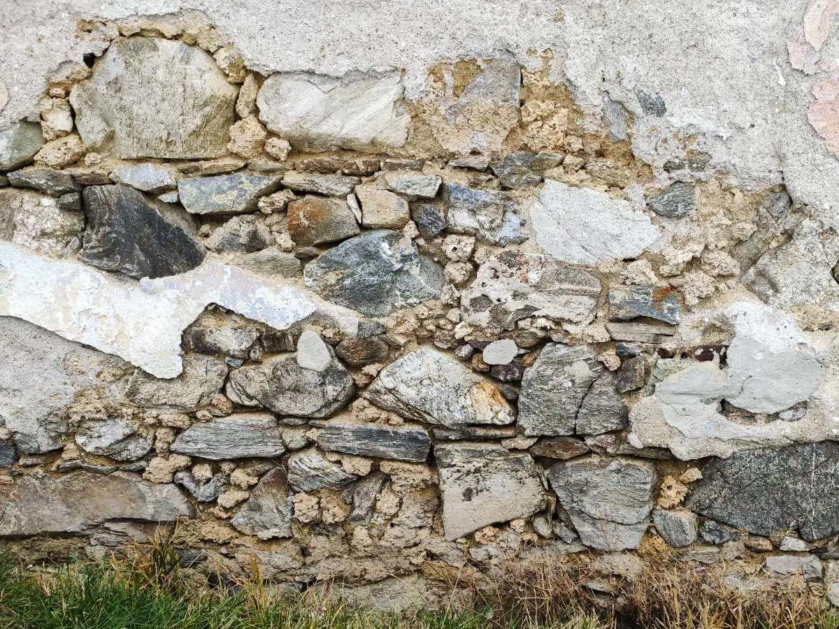 izolovanie základov domu z miešaného kamenného muriva Grizzly