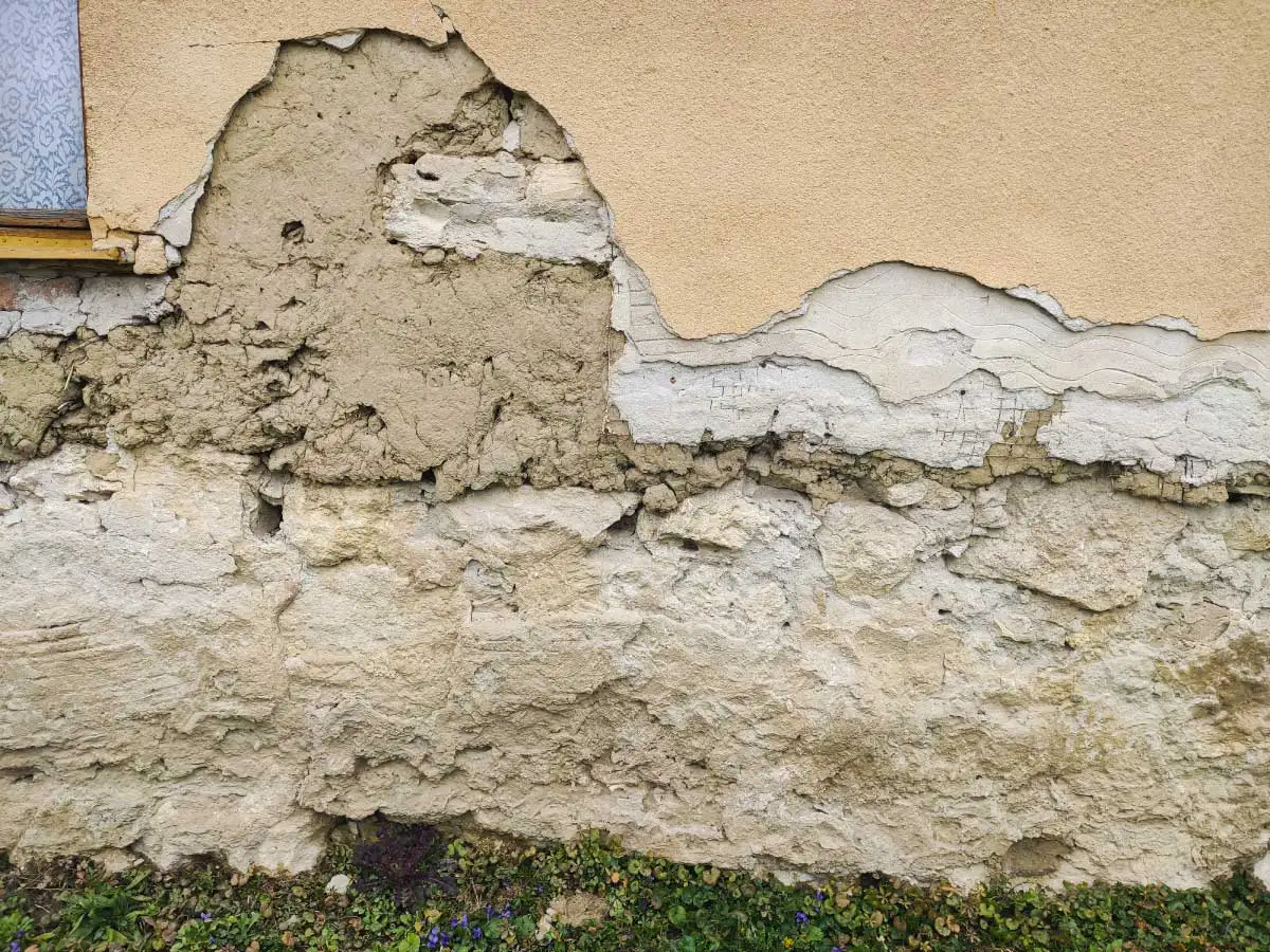 podrezanie domu z muriva nabíjaná hlina na kamennom základe
