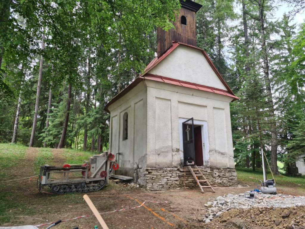 podrezávanie kamenného muriva kostolíka v Zákamennom od Grizzly professional