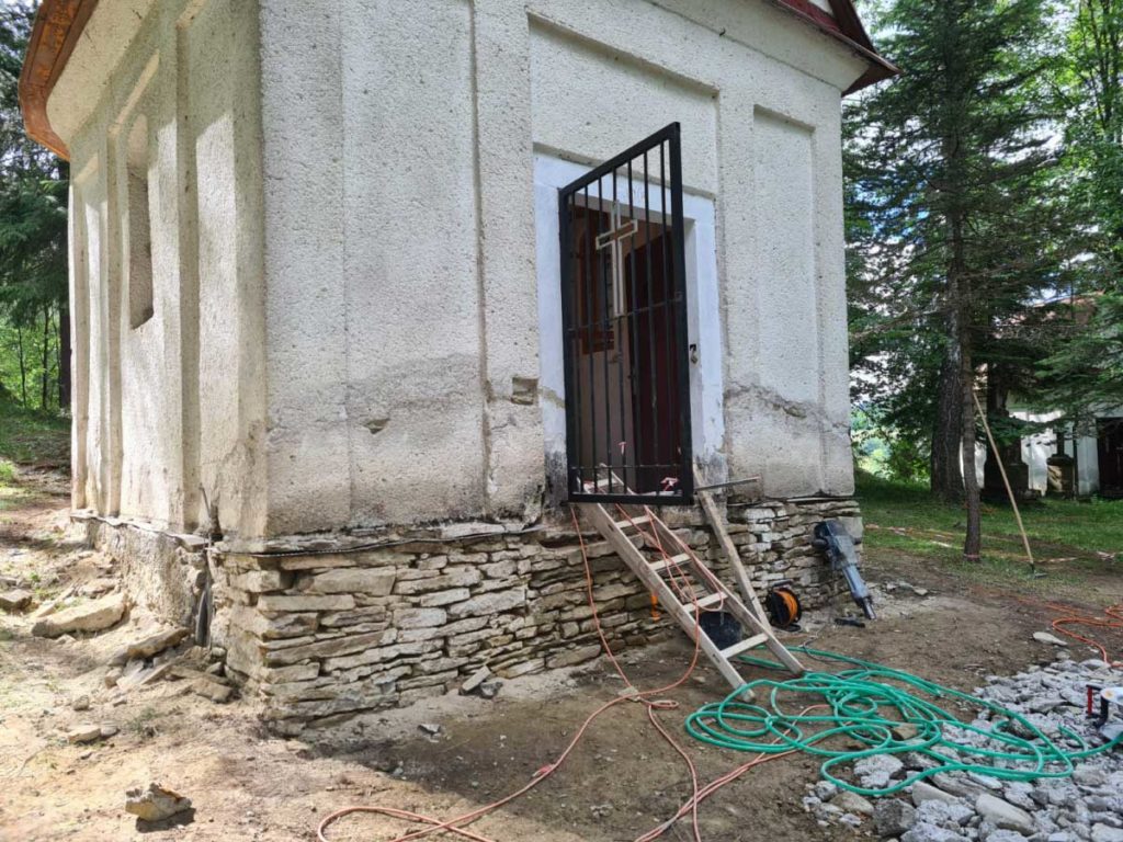 podrezávanie kamenného muriva kostolíka v Zákamennom od Grizzly professional