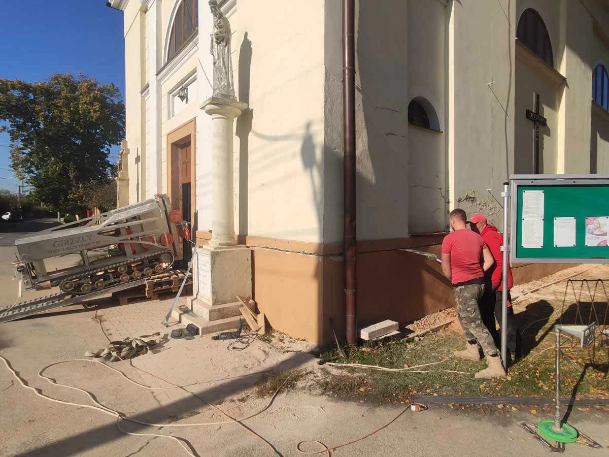 podpilovanie vlhkých múrov kostola v Dlhej nad Váhom od GRIZZLY professional