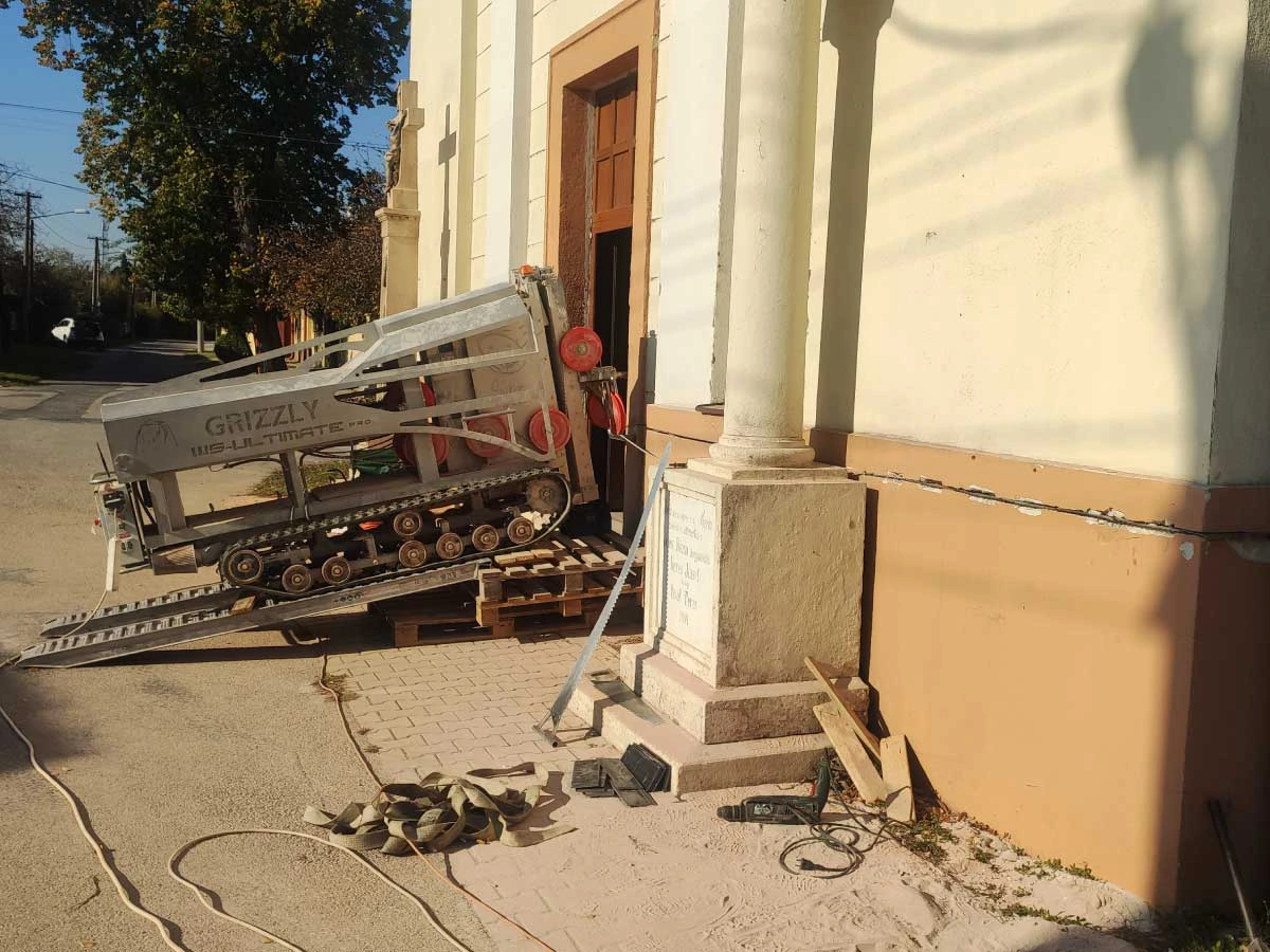 podpilovanie mokrých múrov kostola v Dlhej nad Váhom od GRIZZLY professional