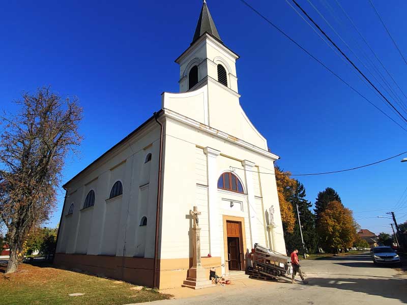 podpilovanie vlhkých murov kostola v Dlhej nad Váhom of GRIZZLY professional