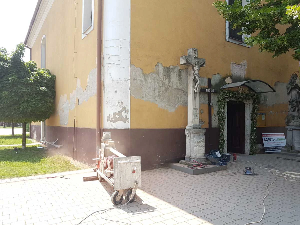 podrezanie vlhkých múrov kostola vo Váhovciach od GRIZZLY professional