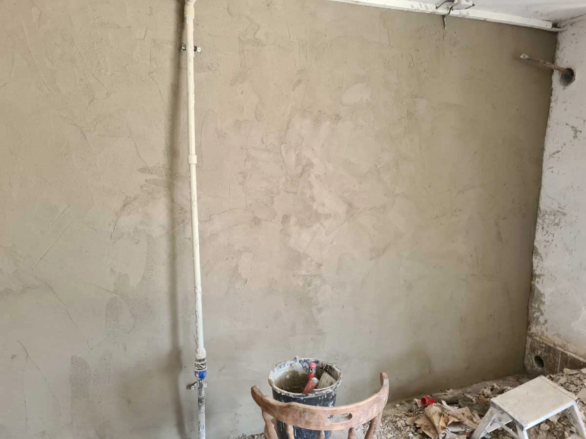 tlaková injektáž múrov na odstránenie vlhkosti zo stien v garáži rodinného domu v Bratislave od Grizzly