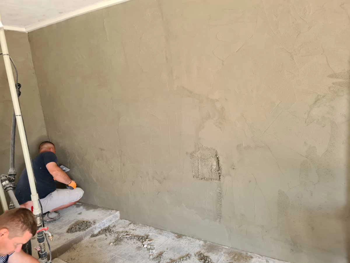 tlaková injektáž múrov na odstránenie vlhkosti zo stien v garáži rodinného domu v Bratislave od Grizzly