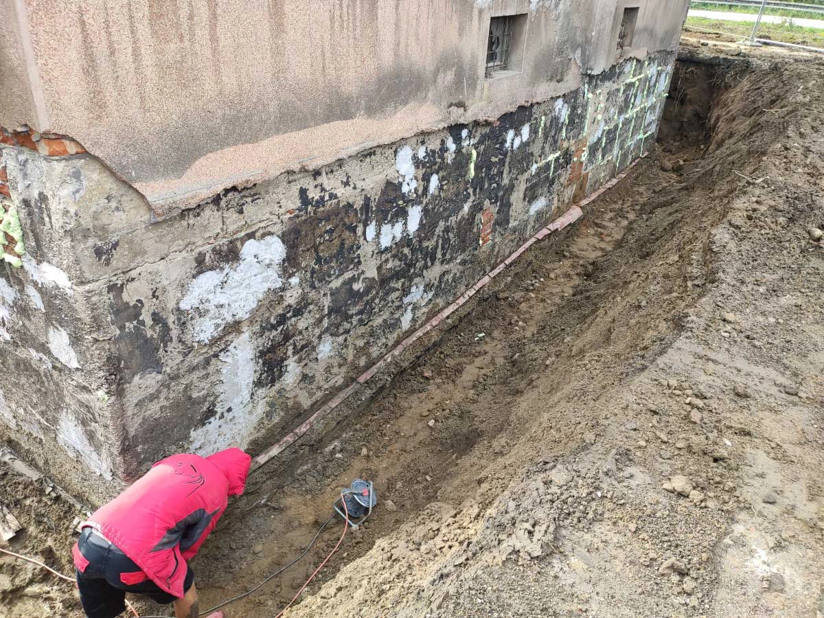 podpilovanie múrov pre odstránenie vlhkosti zo stien budovy SAD v Dolnom Kubíne od GRIZZLY professional